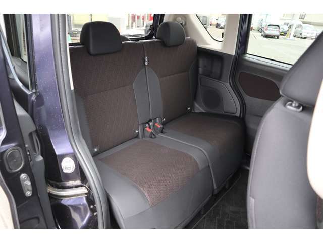 左右分割でリクライニングが可能なので後席に座る人それぞれが快適な姿勢で過ごせます。