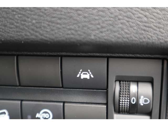 ウィンドシールドに備え付けられているカメラで車線（レーン）を認識し、自車両が車線を逸脱しそうと判断するとメーター内のLDW表示をオレンジ色に点滅させるとともに、警報音で運転者に注意を促します。