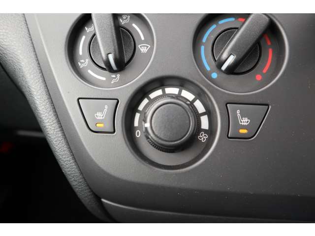 運転席、助手席用シートヒーター付き！寒い冬には持って来いのアイテムです！