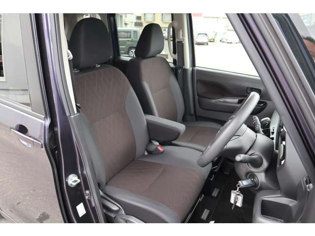 運転席にはアームレスト付き！