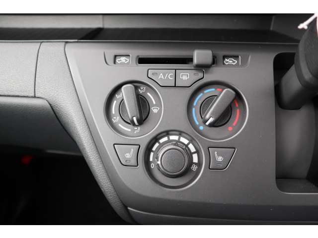 マニュアルエアコンディショナー付き！ダイヤル式なので操作もラクラクです♪