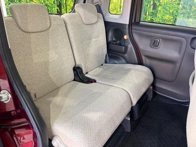 後部座席も気になるようなキズ・汚れやへたり等、大きなダメージはなく、良好な状態です。