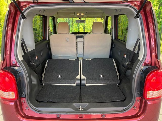 後席を格納すると、これだけの広さが！シーンに合わせたシートアレンジで、大きな荷物も積むことが出来ます♪