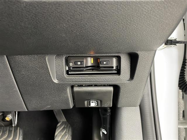 【ETC】有料道路を利用する際に料金所で停止することなく通過できる、ETC車載器（ノンストップ自動料金収受システム機器）が装備されています。セットアップを行うことで利用可能になります。