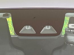 【スマートアシスト】走行中に前方の車両等を認識し、衝突しそうな時は警報とブレーキで衝突回避と被害軽減をアシスト。より安全にドライブをお楽しみいただけます。