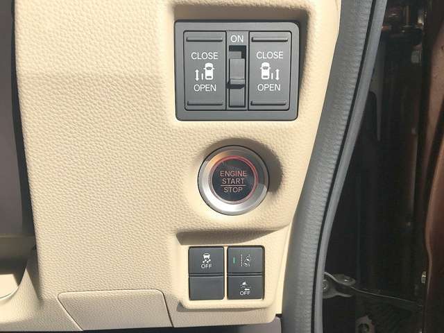 両側自動ドアのスイッチも運転席にあり安全確認をしながらの操作が出来ます。挟み込み防止もあり小さなお子様がいても安心です！
