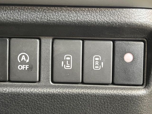 【両側スライドドア】駐車場で隣の車との間隔が狭く乗りにくい時、スライドドアなら安心！ドアオープン時も幅を取らず、開口部が広いので乗り降りがとっても簡単です。大きな荷物の出し入れも後席から可能♪