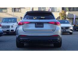 AMGスポイラーリップ、印象的なデザインのリアコンビネーションランプ、ディフューザーを模した形状のリアエプロン、丸型デュアルツインエグゾーストエンドが、ダイナミックで美しいリアエンドを創造します。