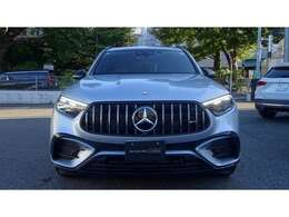 モータースポーツの栄光を受け継ぐAMG専用フロントグリル、迫力の開口部、ダイナミックで美しいリア、全身にあしらわれたブラックアクセントによって、洗練された力強さをまといます。