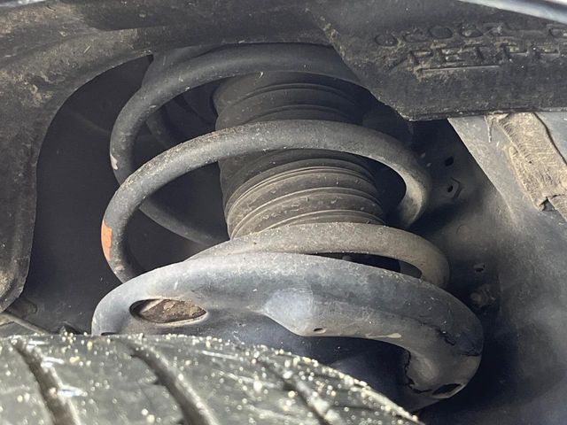 お車を安心してお乗りいただく為には、足回りの定期点検が欠かせません。サービスサポート（有償保証）では無料点検もご提供しており、安心のカーライフをお過ごしいただけるサポート体制が整っています。