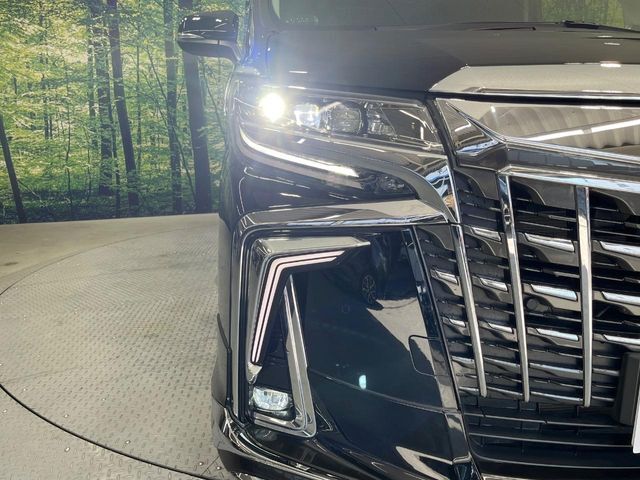 【LEDヘッドライト】悪天候や夜間走行時も良好な視界を確保し安心して運転できる高輝度LEDヘッドライトを装備！点灯速度が早く、消費電力も抑えられています。