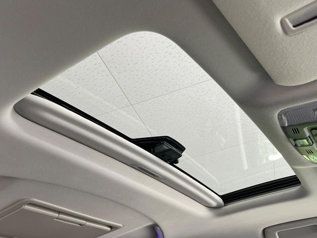 【サンルーフ】開放感たっぷりの希少装備、サンルーフが装着されています！車内に明かりを取り入れたり景色を楽しむ以外にも、車内の空気も簡単に換気できて快適です！