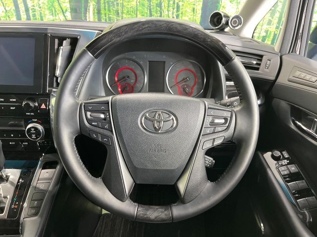 【ウッドコンビステアリング】高級感ある木目調パーツを採用した手に良く馴染むコンビハンドル。運転席廻りの雰囲気も一気に豪華になります！