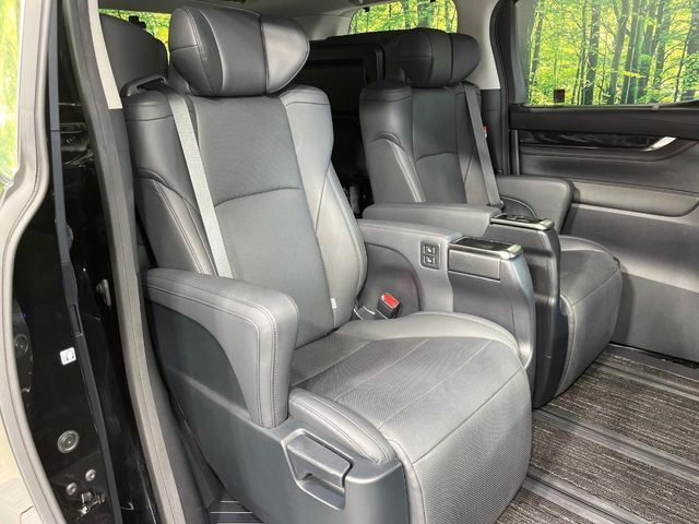 後部座席も気になるようなキズ・汚れやへたり等、大きなダメージはなく、良好な状態です。