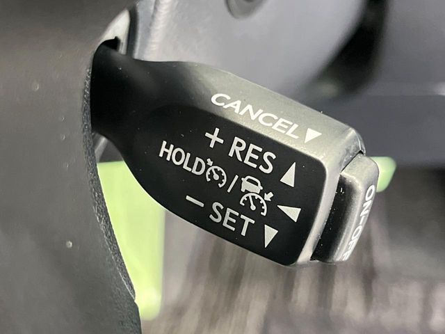 【レーダークルーズコントロール】高速道路での長距離走行が楽に！！自動で速度を保つクルーズコントロールが、衝突軽減システムと連携し、前方の車両を感知して車間を保つように速度調節してくれます！！