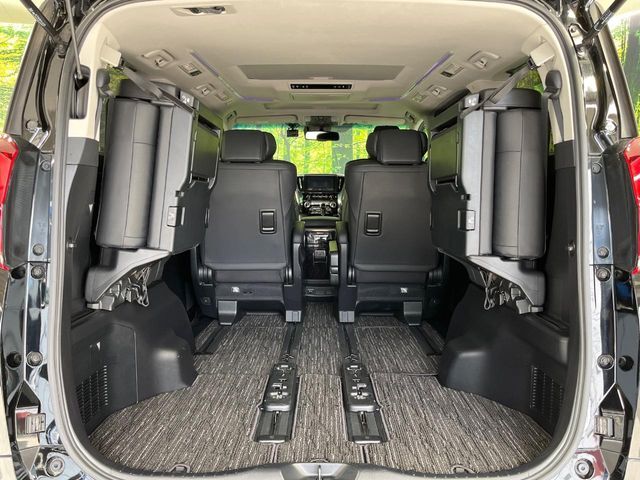 後席を格納すると、これだけの広さが！シーンに合わせたシートアレンジで、大きな荷物も積むことが出来ます♪