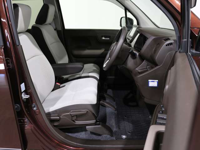 様々なシーンで体をやさしく支え運転に集中させてくれる低反発シートです。
