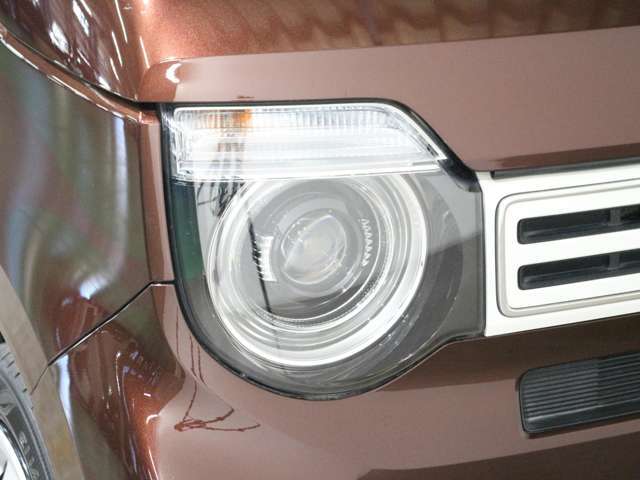 LEDヘッドライトが明るく遠くまで照らし、夜道や雨天などでの走行をサポートします。