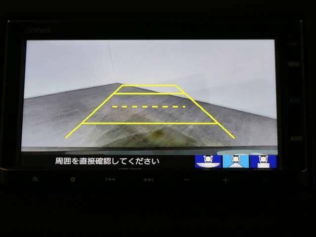 バックカメラと連携してガイドラインをナビ画面に表示し後退駐車・出入庫時のサポートをします。