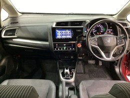車内は光触媒抗菌消臭施工済です。スタイリッシュなデザインで暖かみのあるインパネ周りを演出します。グローブボックスやカップホルダーのほかにトレーなどたくさんの収納スペースが装備されています。