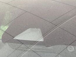 【トヨタセーフティセンス】走行中に前方の車両等を認識し、衝突しそうな時は警報とブレーキで衝突回避と被害軽減をアシスト。より安全にドライブをお楽しみいただけます。