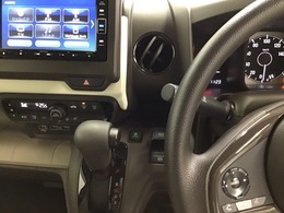 ホンダ純正メモリーナビ搭載なので、遠方へのドライブもお任せ下さい！ステアリング左手側にオーディオ関連のコントロールスイッチを配置しています。操作時は視線を逸らすことなく運転に集中できます