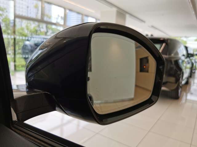 【ブラインドスポットモニター】車外の車をいち早く検知しドライバーに知らせるドライバーアシスト機能となっております。