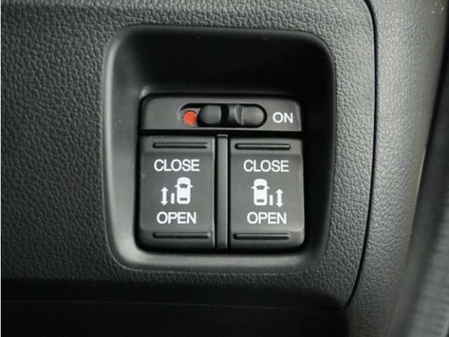 ◆電動スライドドア◆狭い駐車場でも乗り降りが楽々♪お子様が隣の車にドアを当ててしまう心配もございません！小さなお子様連れの方もこれで安心。