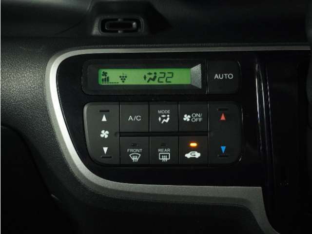 ◆オートエアコン装備◆　お好みの温度を設定をするだけで、後は、自動で風量を調節してくれます！快適にドライブが楽しめます。
