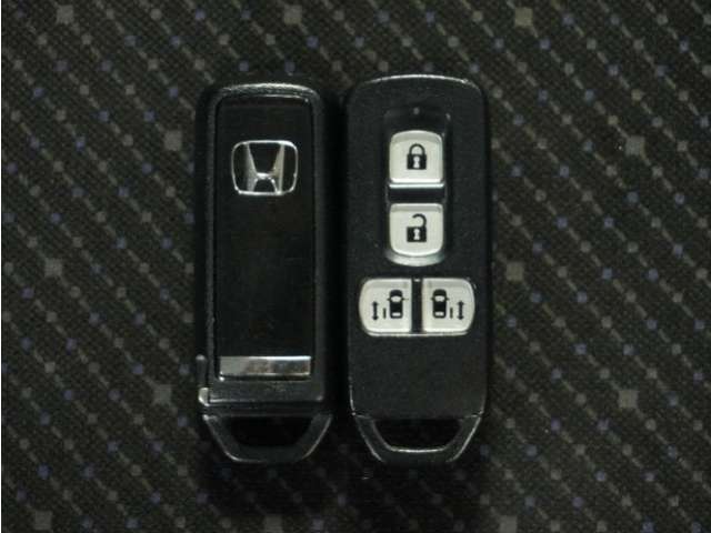 ◆スマートキー◆カギをバッグやポケットに入れたままでもドアロックの開閉ができる『スマートキー』付き！雨天や暗くなってもカギを取り出す必要がなくドアの開錠＆エンジンも始動できます