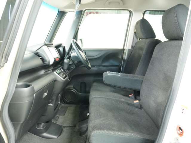 運転席と助手席は足元が繋がっているので自由に行き来しやすいので駐車場が狭いときでも助手席側からスムーズに乗り降りできて便利！