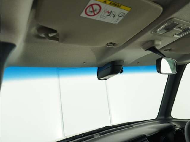 ◆フロントガラス上部に色のついた【ハーフシェイド・フロントウィンドウ】は直射日光やまぶしさを和らげ、安全運転を支援いたします。紫外線もカットしますので、日焼け予防にも効果がございます。