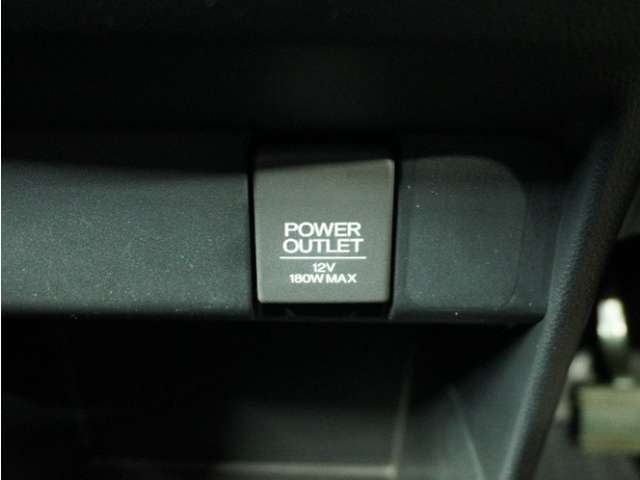 スマートフォンの充電等にも便利な電源ソケットも使いやすい場所に装備されています。