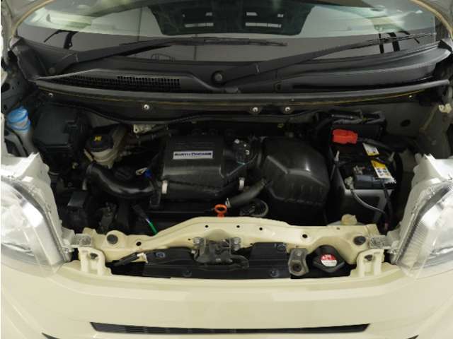 エンジンは車の心臓部分です。このエンジンルームが汚いとトラブルの基になります。当店は専用の液剤を使って徹底的に綺麗にします。