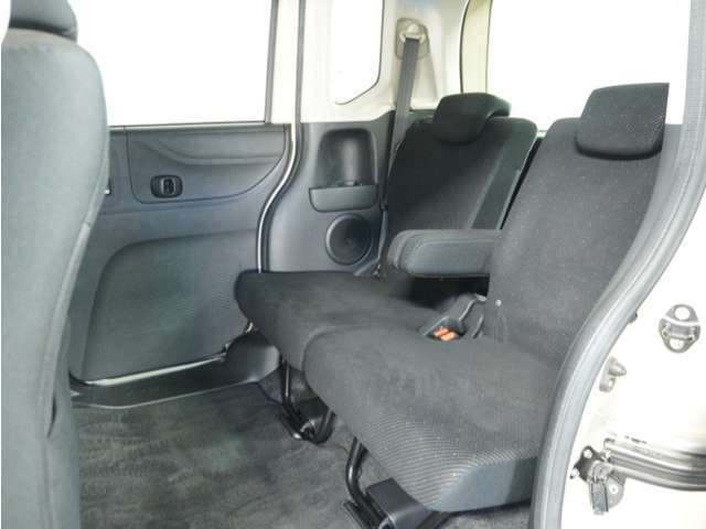 後部座席もゆったりくつろげます。長時間のドライブも楽々！楽しさは道中の車内から始まっています！このベンチシートに座って、みんなで和気あいあい盛り上がりましょう！