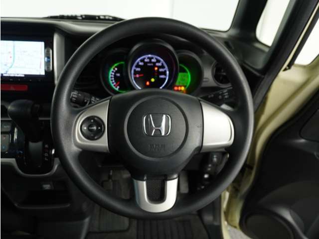 ◆ハンドルに【オーディオリモコンスイッチ】が装備されてます。視点をそらすことなく、ボリューム調整・オーディオソース切替・選曲が出来ます。安全運転しながら操作が可能になりました。