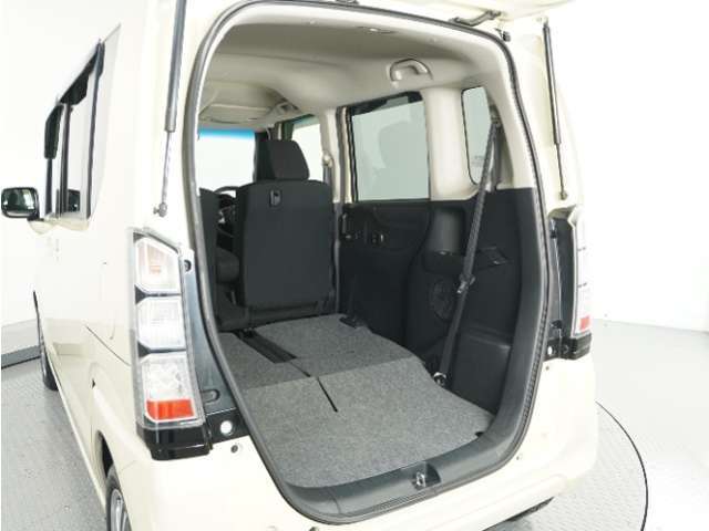 リアシートを使用しない時は倒せば更に広々ラゲッジスペースの出来上がりです、たくさんの荷物が楽々載せられますよ！