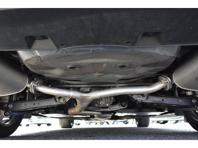 車両後方からの下回りです。マフラー防錆塗装や下回り防錆施工等も可能でございます。