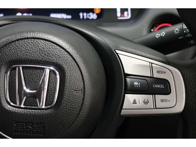 Hondaセンシングの機能のひとつ、アダプティブクルーズコントロール付！アクセルから足を離しても設定したスピードと前車との車間を保ち走行してくれます！車線維持もアシスト☆高速道路で疲労軽減ですね☆