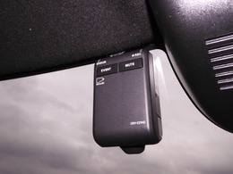 ◆ドライブレコーダー◆映像・音声などを記録する自動車用の装置です。　もしもの事故の際の記録はもちろん、旅行の際の思い出としてドライブの映像を楽しむことができます。