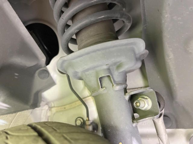 お車を安心してお乗りいただく為には、足回りの定期点検が欠かせません。サービスサポート（有償保証）では無料点検もご提供しており、安心のカーライフをお過ごしいただけるサポート体制が整っています。