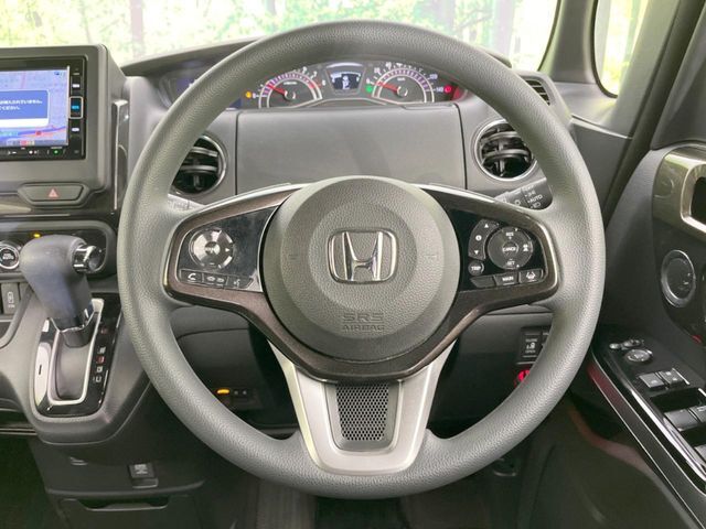 インテリアに合わせたデザインのステアリングは、運転される方のことも考え、運転しやすい形状、大きさです。是非一度、実際に触ってお確かめください。