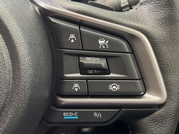 【全車速追従機能付クルーズコントロール】高速道路での長距離走行が楽に！！自動で速度を保つクルーズコントロールが、衝突軽減システムと連携し、前方の車両を感知して車間を保つように速度調節してくれます！！