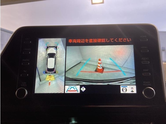 真上から見下ろしたような視点で車とその周囲を確認出来る画面と、車両後方を映し出すバックモニター画面の2つを表示してくれます。