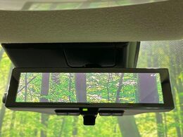 【インテリジェントルームミラー】後席の大きな荷物や同乗者で後方が確認しづらい時でも安心！カメラが撮影した車両後方の映像をルームミラー内に表示。クリアな視界で状況の確認が可能です！