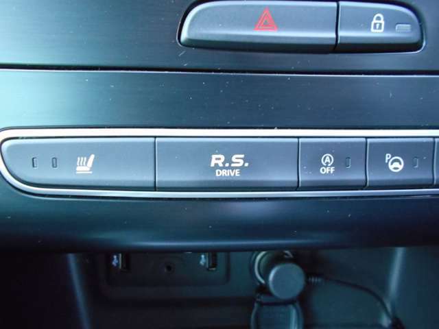 R.S.ドライブスイッチで「ノーマル」「スポーツ」「レース」の3つのモードを選択。ステアリングやエンジンレスポンスの設定が各自に最適化されます。