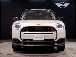 MINIのフロントグリルのデザインはイギリスで生まれた当初から、シルバーのサイドバーが折り重なった伝統的なデザインで御座います。その伝統はBMWのお車になってからでも少しずつ形を変えて守られております