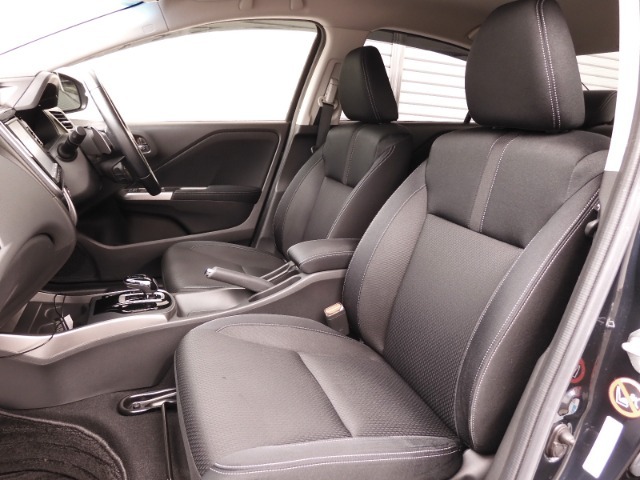 からだを包み込む様な形状でホールド感のあるフロントシート。しっかりと支えてくれるので長時間の運転を快適にサポート！