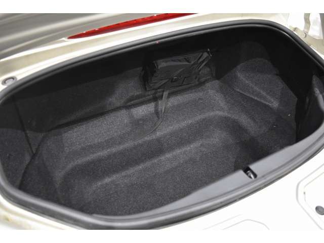 輸入車ディーラーとして長年の経験と実績に基づいた厳格な自社基準による仕入れ、さらに第三者機関を介した客観的な車両状態の鑑定。　私たちの商品は、それらの厳しい品質チェックを経て初めて店頭に並びます。