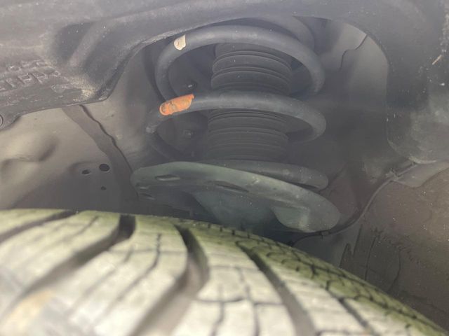 お車を安心してお乗りいただく為には、足回りの定期点検が欠かせません。サービスサポート（有償保証）では無料点検もご提供しており、安心のカーライフをお過ごしいただけるサポート体制が整っています。